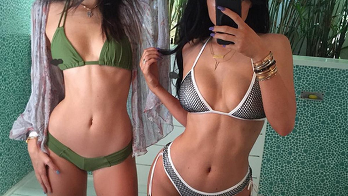 Kendall och Kylie tar en bikiniselfie. 